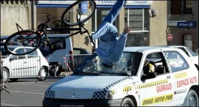 A 60 km/h, la violence d'un choc équivaut à une chute verticale du haut d'un immeuble de :