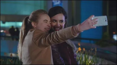 Dans quel film est-elle accompagnée de Sofia Carson ?