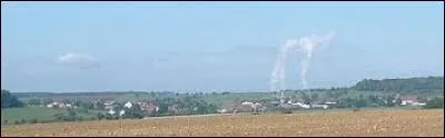 Voici une vue générale de Launstroff, avec au loin la fumée de la centrale nucléaire de Cattenom. Village de Lorraine, il se situe dans le département ...