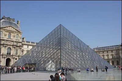 À Paris, la pyramide du Louvre se dresse dans la cour...