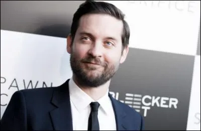 Dans le film "Spider-Man", l'acteur Tobey Maguire se fait piquer par une araignée...