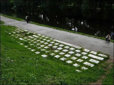 Dans quel pays pouvez-vous voir un clavier d'ordinateur agrandi 30 fois ?