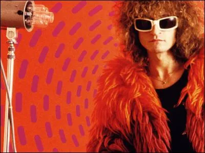 Qui chante ces paroles "Quand l'écran s'allume, je tape sur mon clavier
Tous les mots sans voix qu'on se dit avec les doigts." ?