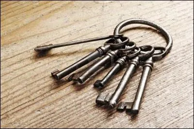 Vous êtes enfermé(e) dans une salle avec pour seule issue une porte verrouillée. Vous avez également à votre disposition un trousseau de clés. En supposant que vous preniez la bonne clé du premier coup, quelle expression conviendrait à cette situation ?