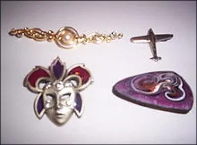 Je suis un bijou que l'on attache dans un but essentiellement esthétique sur les vêtements. Que suis-je ?