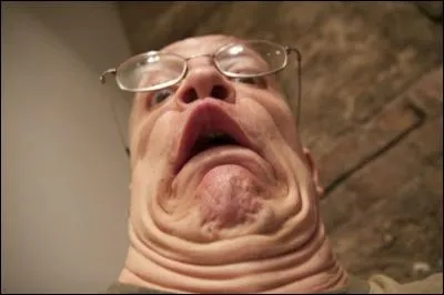 Cet homme fait une drôle de...