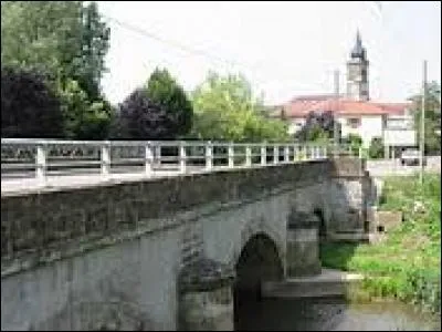 Village lorrain de l'arrondissement d'Épinal, Saint-Pierremont se situe dans le département ...