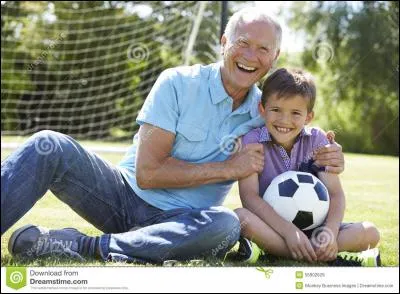 Te rappelles-tu quand tu faisais du football avec ton papy ? C'était le bon _____.
