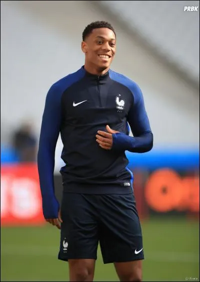 Qui est cet attaquant évoluant à Manchester United ?