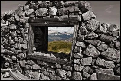 De qui sont les paroles "J'men sortirai, je te le jure, à coups de livres je franchirai tous ces murs" ?