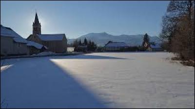Un paysage hivernal pour commencer. 
Nous nous trouvons à Chabottes. Village des Hautes-Alpes, dans le Champsaur, il se situe en région ...