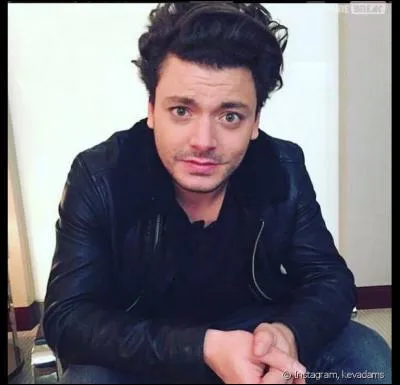 Le nom complet du beau comédien est Kevin Smadja.