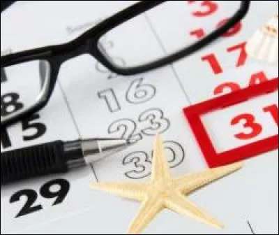 Lors du Front populaire, la loi sur les congés payés a été promulguée en juin et les décrets sont parus le 1er août 1936 !