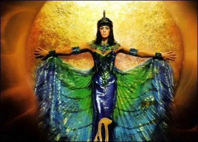 Quelle chanteuse joue le rôle de Cléopâtre dans la comédie musicale "Cléopâtre, la dernière reine d'Égypte" ?