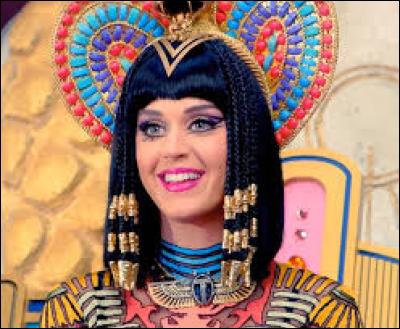 Quelle chanteuse fait référence à la reine Cléopâtre dans le clip vidéo de sa chanson "Dark Horse" ?
