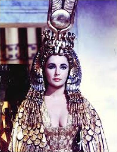 Qui incarne la reine Cléopâtre dans le film "Cléopâtre" sorti en 1963 ?