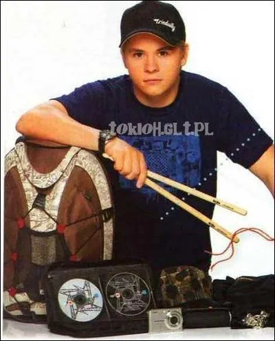 Quel accessoire porte toujours Gustav sur lui ?