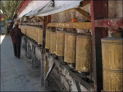 Comment appelle-t-on ces objets cultuels utilisés par les Tibétains pratiquant le bouddhisme ?