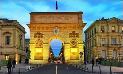 Où découvrir cet arc de triomphe, d'une hauteur de 15 mètres et construit à la gloire du roi Louis XIV ?