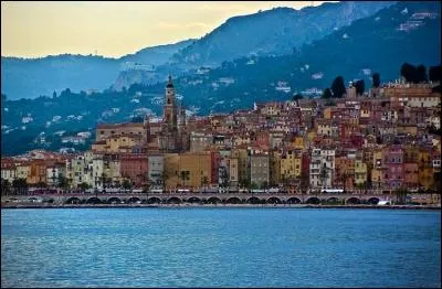 Quelle est cette ville d'Art et d'Histoire qui fut la toute première ville de la Côte d'Azur à signer une convention avec la Caisse Nationale des Monuments historiques dès 1991 ?