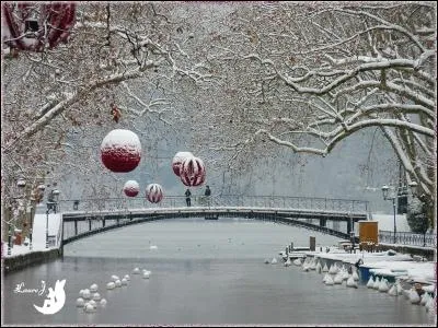 Cette passerelle métallique date de 1907, elle se trouve en 
Rhône-Alpes-Auvergne. Plus connue sous l'appellation de "Pont des Amours", dans quelle ville se situe-t-elle ?