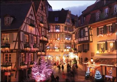 Quelle est cette petite préfecture haut-rhinoise qui entretient une belle histoire d'amour avec New York depuis plus d'un siècle grâce à un célèbre sculpteur français Auguste Bartholdi ?