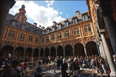 Quel est ce monument composé de vingt-quatre maisons identiques qui entourent un cloître et qui est le plus ancien édifice de la ville de Lille ?