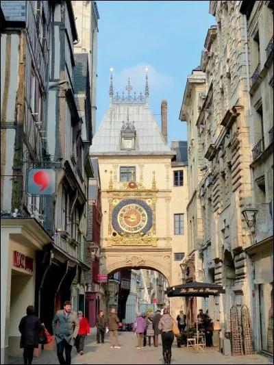 Capitale de la Haute-Normandie, Rouen fait partie intégrante de l'histoire de France. Où se situent les cloches communales et le Gros Horloge de la ville classé monument historique ?