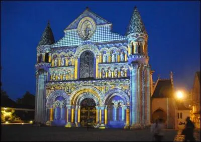 Plus de 80 monuments classés écrivent l'histoire patrimoniale de la capitale du Poitou-Charentes à l'image de l'église Notre-Dame-la-Grande. Quelle est cette ville dynamique et historique ?