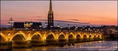 Le Pont de Pierre appelé aussi Pont Napoléon est l'un des monuments symboles de la ville de Bordeaux. Combien possède-t-il d'arches ?