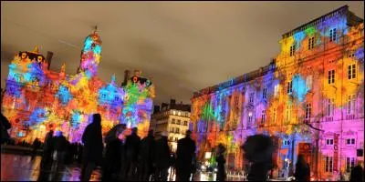 Inscrite au patrimoine mondial de l'Unesco, la ville de Lyon est renommée pour sa gastronomie, son architecture ainsi que pour ses nombreux événements culturels. D'après-vous, qu'est-ce qu'un bouchon Lyonnais ?