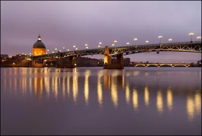 Cette magnifique vue représente le Pont Saint-Pierre, le Dôme de la Grave et en second plan, le Pont des Catalans. A quelle ville rattacher ce patrimoine ?