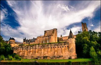Classée au patrimoine mondial de l'Unesco, cette ville historique située en région Midi-Pyrénées devient une cité épiscopale dès le XIIIe siècle. Où admirer ce chef-d'oeuvre appelé Palais de la Berbie ?