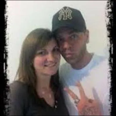 Qui est la femme qui fait des duos avec lui dans certaines chansons ?