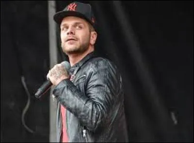 Où Keen'V a-t-il commencé à chanter, pour les premières fois, sur scène ?