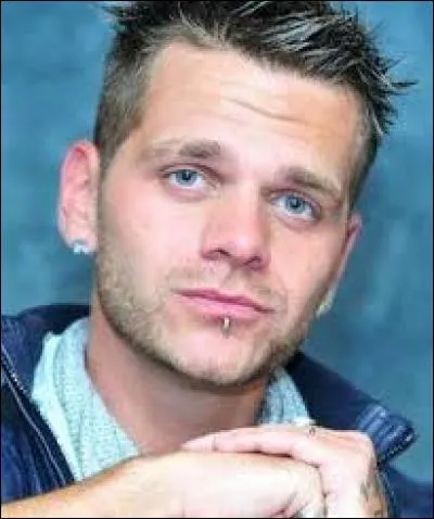 Où a-t-il un piercing ?