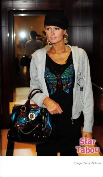 Quand elle va en vacances, elle ne va pas au camping, mais Paris descend au ....