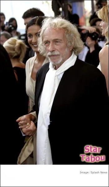 Il raconte qu'il est sans le sou, mais en fait, Pierre .....