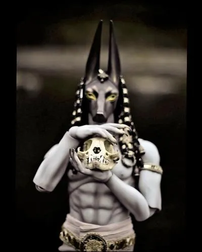 Dieu de l'embaumement, guide conduisant le défunt dans l'au-delà et procédant à la psychostasie. Qui est-il ?