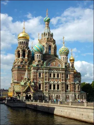 De quel pays Saint Pétersbourg est-elle la deuxième plus grande ville ?