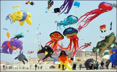 Qu'est-ce qui vole dans le ciel ?