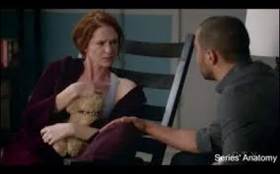 À la fin de la saison 12, April accouche :