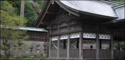 À l'entrée de quel village trouverait-on un panneau "les lois constitutionnelles du Japon ne s'appliquent pas ici" ?