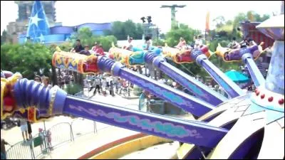 Dans quel parc d'attraction pouvez-vous voir un manège du nom de "Tapis Volants d'Aladdin" ?