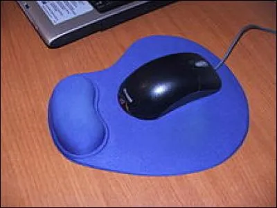 C'est un petit tapis de bureau antidérapant. C'est un...