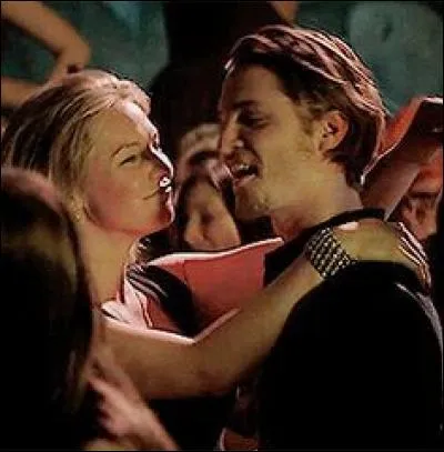 Avec qui sort Kate la coloc d'Anna ?