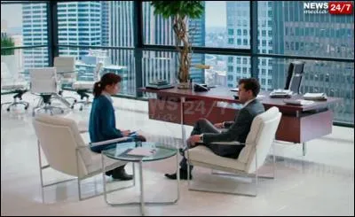 Que fait Ana en arrivant dans le bureau de Mr. Grey ?
