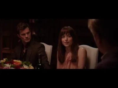 Quelle annonce fait Anastasia lors du repas avec la famille de Christian Grey ?