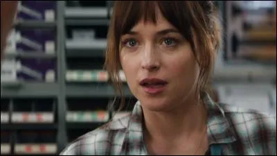 Où travaille Ana après les cours ?