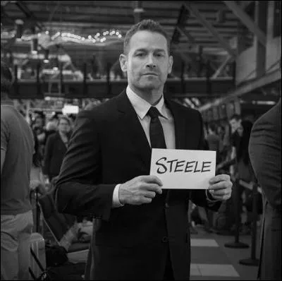 Comment s'appelle le chauffeur de Mr. Grey ?